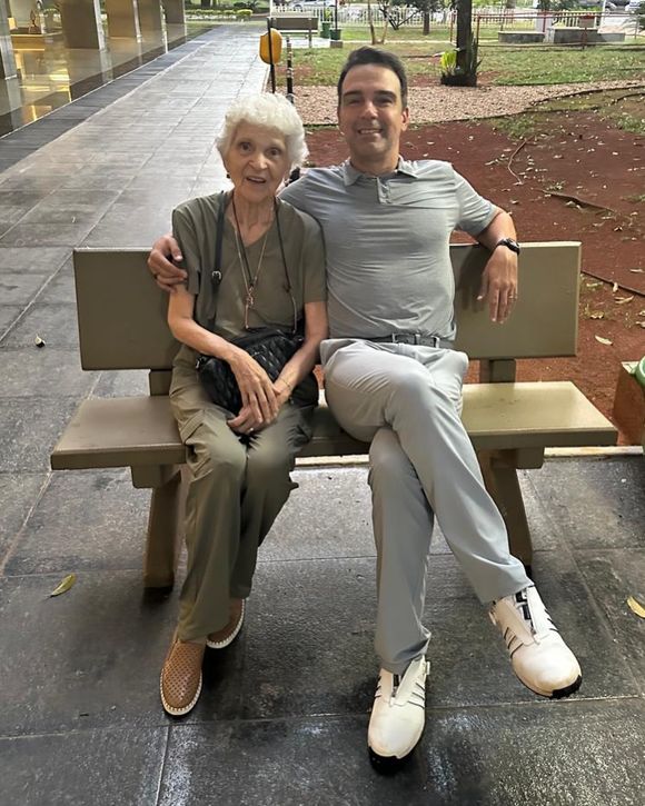 "O que me consola é pensar que você viveu 92 anos com tantos momentos bonitos, que criou três filhos realizados e felizes, que você viu netos e bisnetos", lamentou Tadeu Schmidt