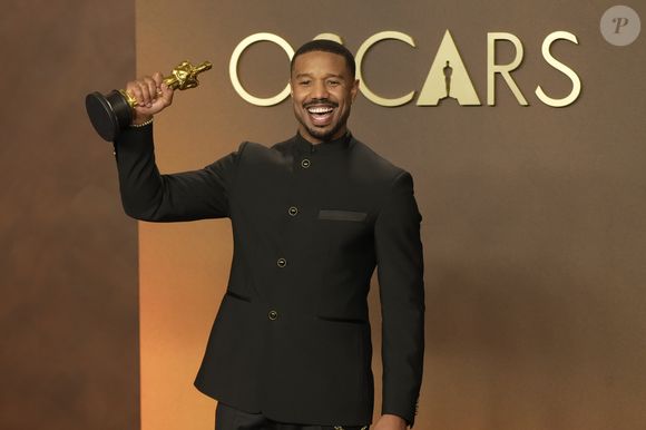 Antes do momento descontraído na lanchonete, Michael B. Jordan protagonizou um dos discursos mais emocionantes da noite. Ao subir ao palco, ele procurou seus pais na plateia e lembrou que seu pai havia viajado de Gana até Los Angeles para acompanhar a cerimônia