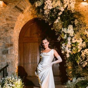 Isis Valverde utilizou três diferentes looks no casamento, todos de Vivienne Westwood