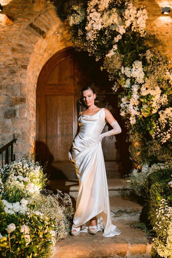 Isis Valverde utilizou três diferentes looks no casamento, todos de Vivienne Westwood