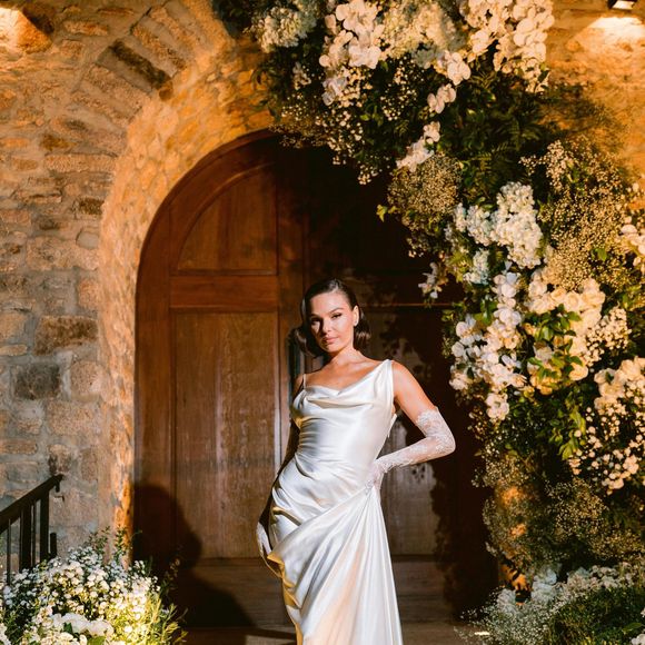 Isis Valverde utilizou três diferentes looks no casamento, todos de Vivienne Westwood