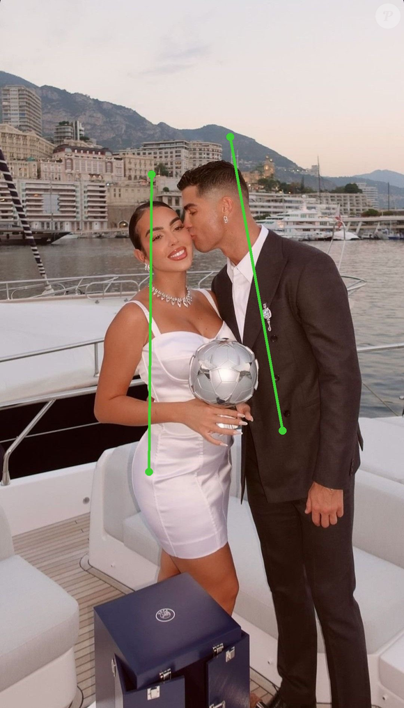 A Teoria da Linha Verde sugere que a inclinação do corpo nas fotos revela relações de domínio e submissão entre homens e mulheres, interpretação contestada por especialistas