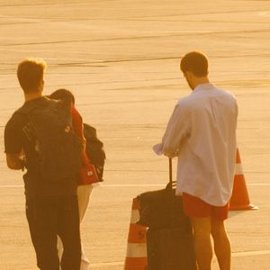 João Guilherme faz primeira aparição após término com Bruna Marquezine; ator viaja para ação de Carnaval com Anitta