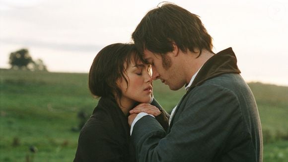 Todos nos lembramos de Elizabeth Bennet e do Sr. Darcy com clareza, especialmente daquela cena em que suas mãos se tocam levemente e, de repente, aquele gesto banal se torna a coisa mais sensual do planeta.