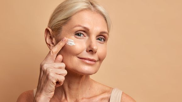 Durante a menopausa, a pele perde colágeno; por isso, é preciso adotar uma rotina de cuidados com a pele diferente