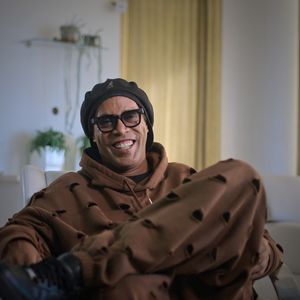 "Uma coisa de que me arrependo é de não estar no nascimento do meu filho. Se eu pudesse escolher, eu não repetiria", lamentou Ronaldinho Gaúcho