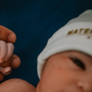 “Alina Hamú Feltrim. 20/12/25 Nossa princesinha chegou. Trazendo mais luz e ainda mais alegria pra nossa família”, escreveu ela na legenda da publicação.