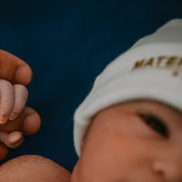 “Alina Hamú Feltrim. 20/12/25 Nossa princesinha chegou. Trazendo mais luz e ainda mais alegria pra nossa família”, escreveu ela na legenda da publicação.