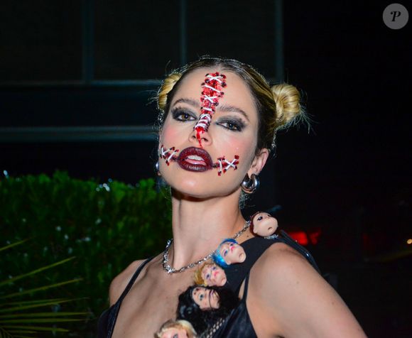 Maquiagem de Halloween extravagante: Agatha Moreira conseguiu um resultado sombrio neste visual