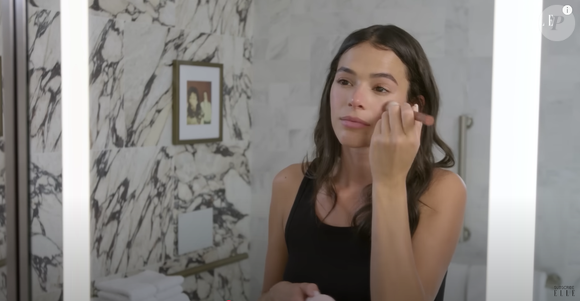 Logo em seguida, Marquezine aplica o blush para ficar com efeito de 'bronzeada'