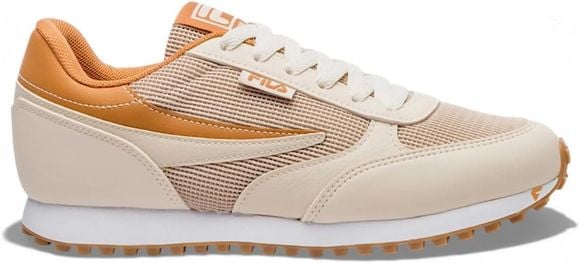 Inspirado nos clássicos retrô runners da Fila, o Renno Classic aposta em um design moderno, solado leve e combinação de cores neutras que combinam com diferentes produções da estação