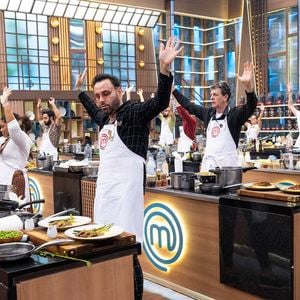 O sexto episódio do 'MasterChef Brasil 2026' reuniu desafios de alta dificuldade, crítica de Helena Rizzo e mais uma despedida na competição culinária da Band