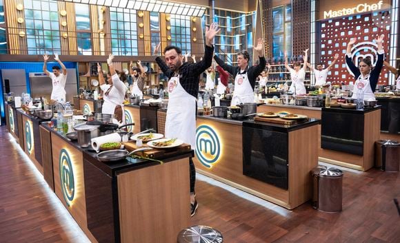 O sexto episódio do 'MasterChef Brasil 2026' reuniu desafios de alta dificuldade, crítica de Helena Rizzo e mais uma despedida na competição culinária da Band