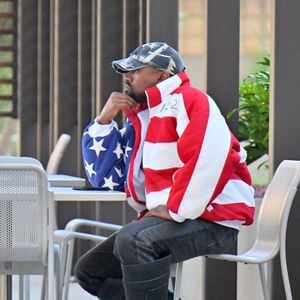 Mais de um ano após ter processado Kanye West por assédio sexual, a ex-assistente pessoal do rapper, Lauren Pisciotta, apresentou uma nova versão da queixa inicial, acrescentando acusações de agressão sexual, estupro oral e outros comportamentos abusivos