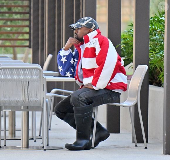 Mais de um ano após ter processado Kanye West por assédio sexual, a ex-assistente pessoal do rapper, Lauren Pisciotta, apresentou uma nova versão da queixa inicial, acrescentando acusações de agressão sexual, estupro oral e outros comportamentos abusivos