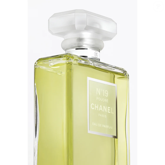 Delicado e elegante, o N°19 Poudré, da Chanel, une notas de lírio e almíscares brancos para deixar um aroma limpo e refinado na pele
