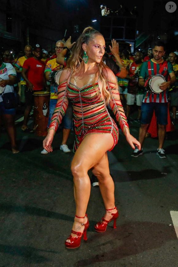 Rainha de Grande Rio, Paolla Oliveira mostrou samba no pé em ensaio da escola no pré-Carnaval 2025