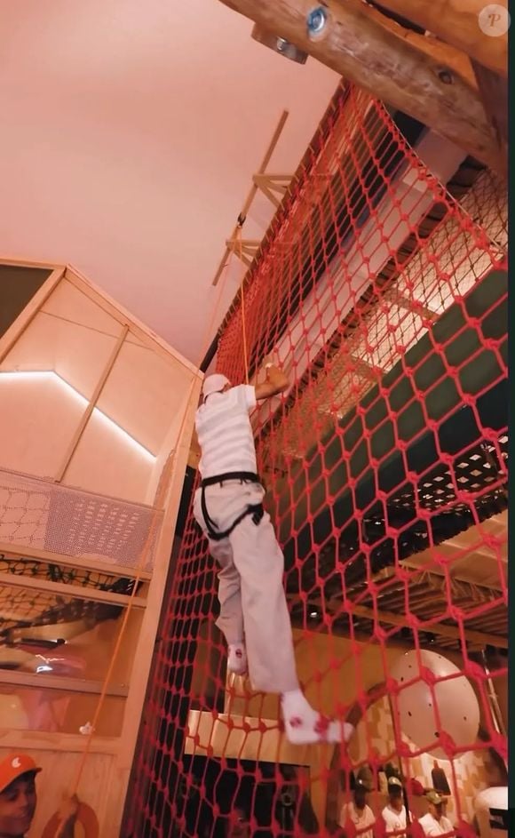 Neymar se aventurou nas atrações do buffet durante a festa de 3 anos de Mavie, que contou com circuitos, parede de escalada e outros brinquedos infantis