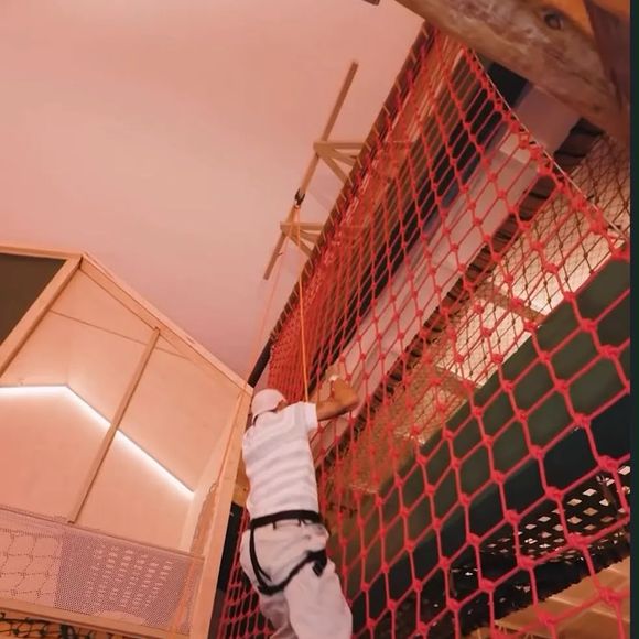 Neymar se aventurou nas atrações do buffet durante a festa de 3 anos de Mavie, que contou com circuitos, parede de escalada e outros brinquedos infantis