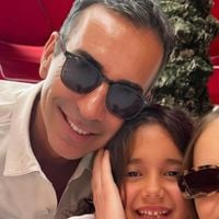 Nem terno, nem gravata: César Tralli aposta em look com shortinho para curtir férias com Rafa Justus e pernas torneadas roubam a cena