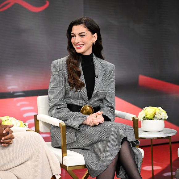 Anne Hathaway chama atenção ao adotar sobrancelhas mais suaves, refletindo uma tendência de autenticidade crescente