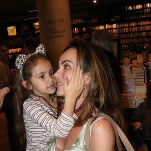Flávia Monteiro é mãe de Sophia, de 9 anos - na foto de 2022, as duas aparecem em lançamento de livro