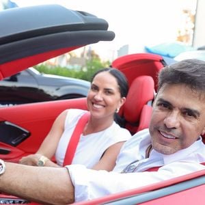 O motorista atento aos passageiros tem empatia alta, revela estudo de psicologia; na foto ilustrativa, Zezé Di Camargo e Graciele Lacerda em carro