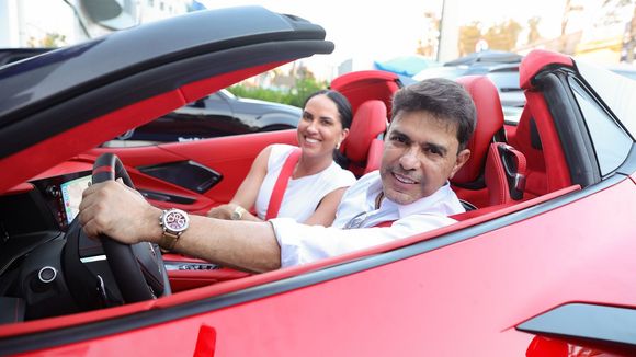 O motorista atento aos passageiros tem empatia alta, revela estudo de psicologia; na foto ilustrativa, Zezé Di Camargo e Graciele Lacerda em carro