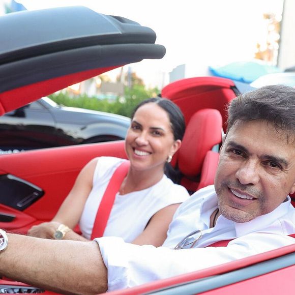 O motorista atento aos passageiros tem empatia alta, revela estudo de psicologia; na foto ilustrativa, Zezé Di Camargo e Graciele Lacerda em carro