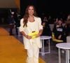 Ex-Nubank e nova embaixadora do Mercado Pago, Anitta investiu no modelo que traduz a estética do ambiente corporativo (escritórios, reuniões e uniformes), com blazers amplo e calças de cintura alta com corte reto.