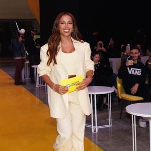Ex-Nubank e nova embaixadora do Mercado Pago, Anitta investiu no modelo que traduz a estética do ambiente corporativo (escritórios, reuniões e uniformes), com blazers amplo e calças de cintura alta com corte reto.