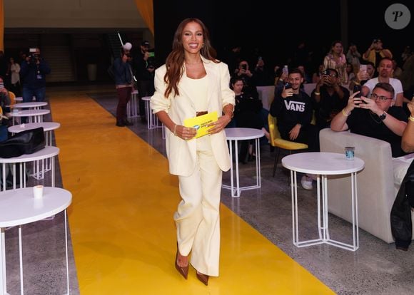 Ex-Nubank e nova embaixadora do Mercado Pago, Anitta investiu no modelo que traduz a estética do ambiente corporativo (escritórios, reuniões e uniformes), com blazers amplo e calças de cintura alta com corte reto.