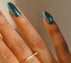 Esmalte metálico: como apostar em unhas metalizadas para um look moderno
