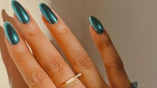 Esmalte metálico: aprenda de uma vez por todas a apostar em unhas metalizadas para um look moderno?