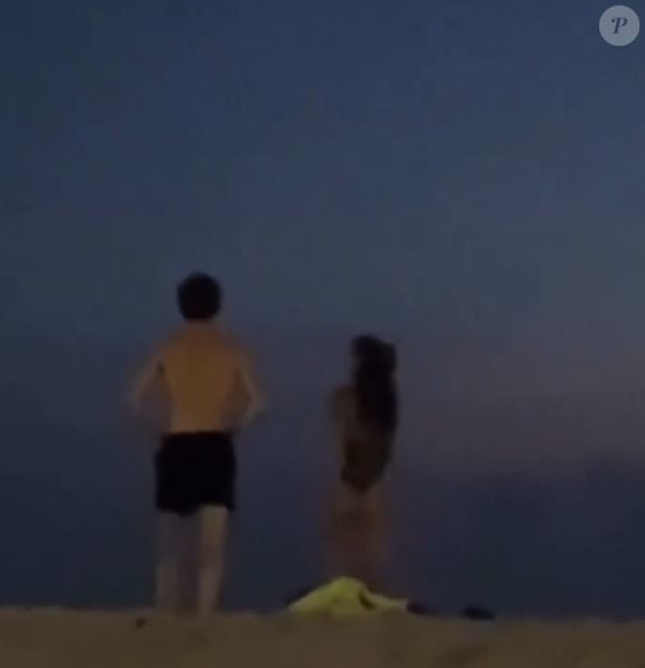 Bruna Marquezine e Shawn Mendes aproveitaram praia quase deserta no Rio em clima de romance