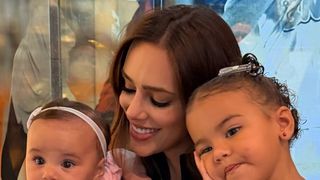 'É diferenciada': atitude de Bruna Biancardi com Helena, filha de Neymar com Amanda Kimberlly, rouba a cena em jogo do Santos e rende comentários na web