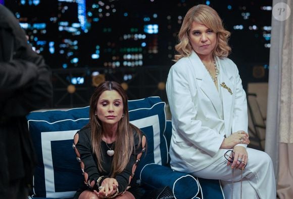 Adriana (Letícia Colin) levanta suspeitas sobre quem matou Arthur (Antônio Fagundes). Silvana (Belize Pombal) revela que Fábia (Flávia Alessandra) tinha um caso com Arthur.