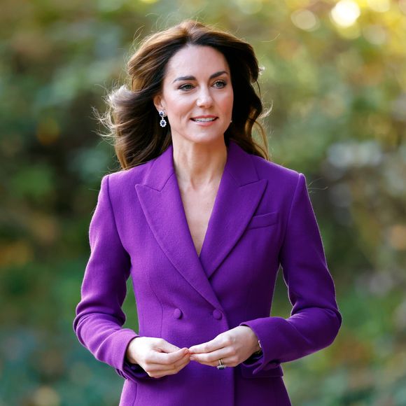 Kate Middleton em look monocromático roxo é inspiração para em dias frios
