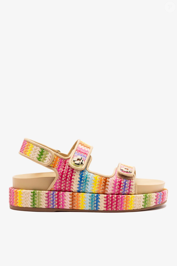 A Sandália Jetty Ráfia Multicor e Couro Bege combina diferentes cores, textura artesanal e praticidade para atualizar os looks dos dias quentes