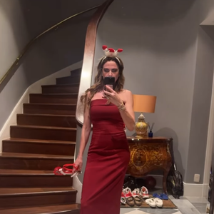 Luciana Gimenez passou o natal com um longo vestido vermelho, depois de postar um ensaio natalino sensual