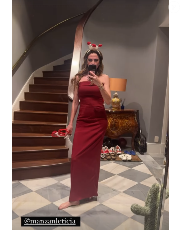 Luciana Gimenez passou o natal com um longo vestido vermelho, depois de postar um ensaio natalino sensual