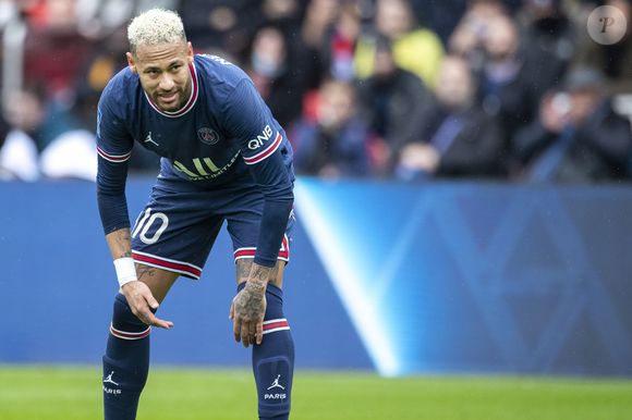 Neymar pode comprar mansão de R$ 35 milhões com adega, 11 suítes e 2.800 metros quadrados, uma vez que procura casa no Morro de Santa Terezinha
