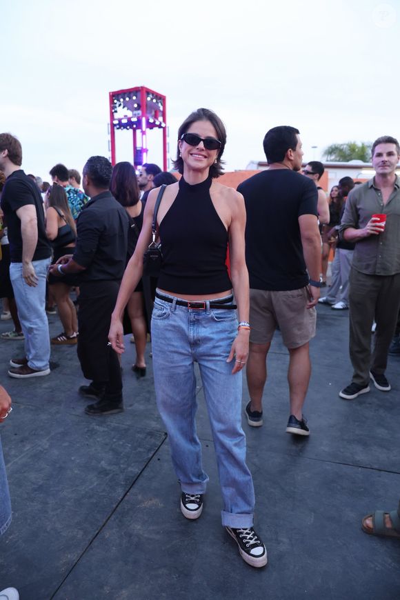 Agatha Moreira apostou no conforto para curtir o show de Ivete Sangalo