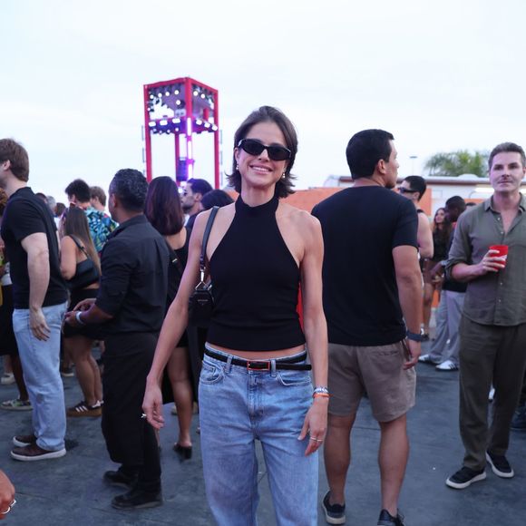 Agatha Moreira apostou no conforto para curtir o show de Ivete Sangalo