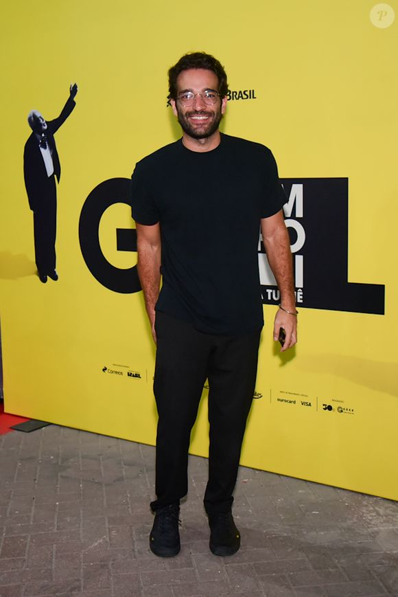 Humberto Carrão costuma encostar e pegar no braço das pessoas enquanto conversa, de maneira carinhosa. Cauã Reymond teria se irritado e dito: ‘Não toca em mim’