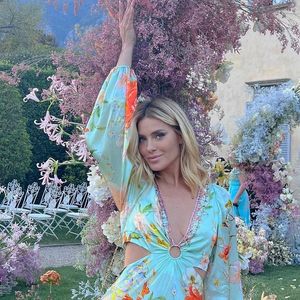 Vestido floral com recortes da cor verde: Carolina Dieckmmmann apostou no romantismo em casamento de luxo na Itália