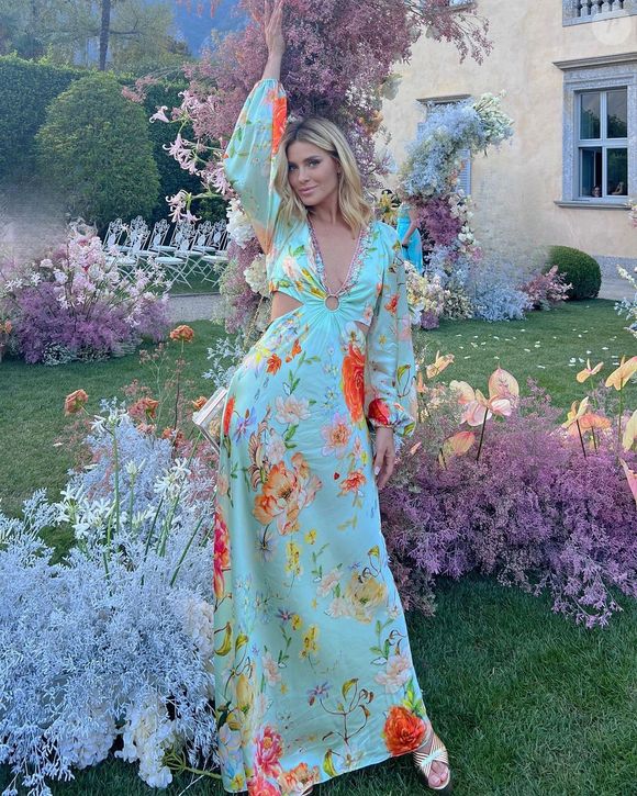 Vestido floral com recortes da cor verde: Carolina Dieckmmmann apostou no romantismo em casamento de luxo na Itália