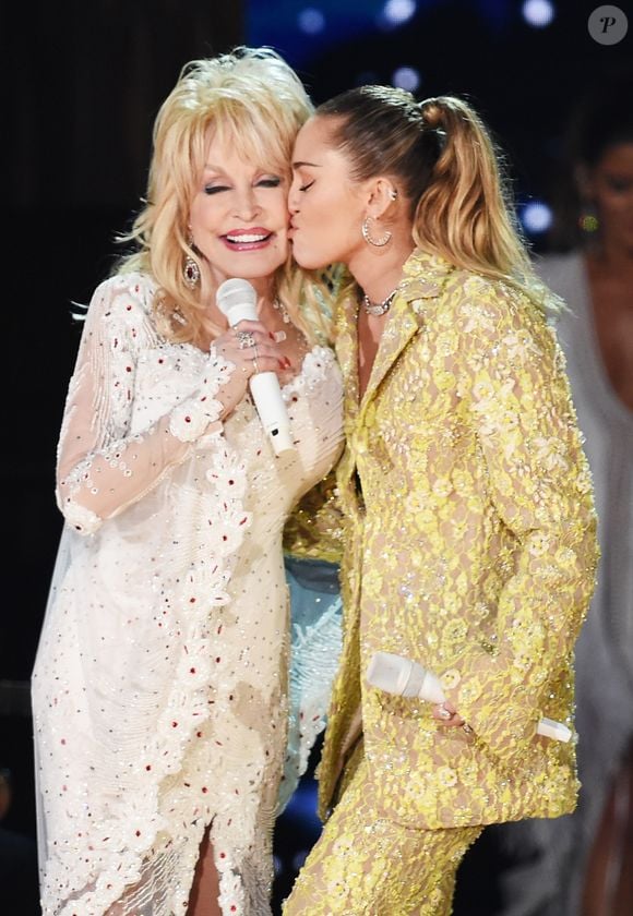 Dolly Parton e Miley Cyrus tinham uma relação de madrinha e afilhada que ultrapassou os limites da família e da música