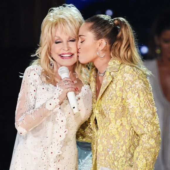 Dolly Parton e Miley Cyrus tinham uma relação de madrinha e afilhada que ultrapassou os limites da família e da música