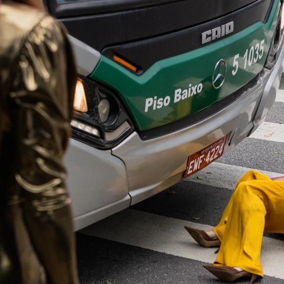 Zenilda sofreu atentado de Arminda (Grazi Massafera); ela foi empurrada na frente de um ônibus